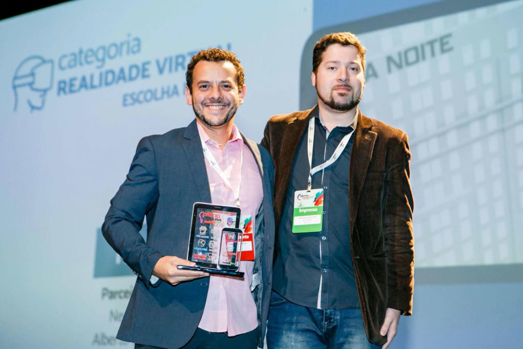 Marcos recebendo prêmio Tela Viva Produtora de aplicativos mobile e vídeos